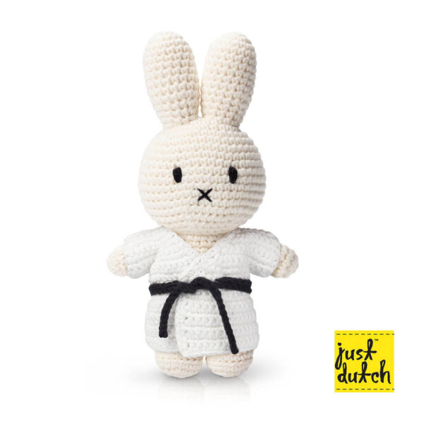 Miffy im Judo Anzug mit scharzem Gürtel