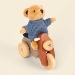 Alexis der Bär auf der Vespa