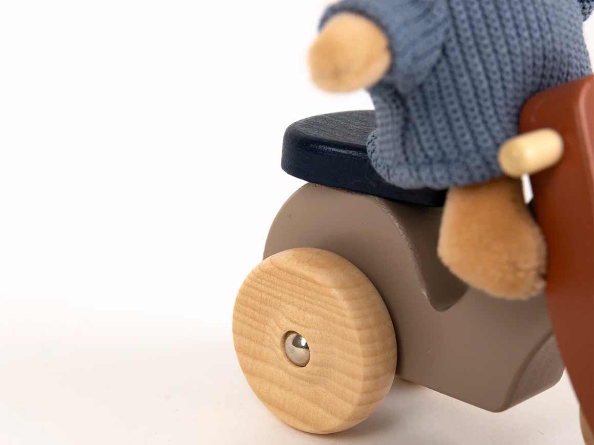 egmont-toys-vespa-holzspielzeug.jpg Alexis der Bär auf der Vespa – Bild 4