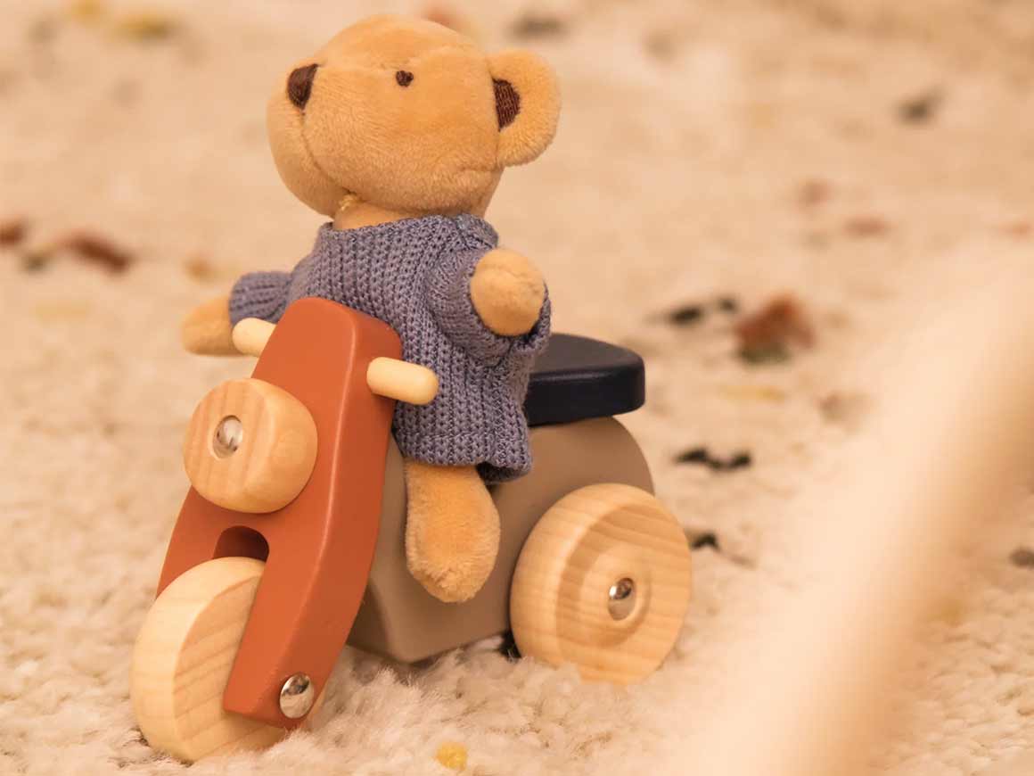 holzvespa-mit-baer-egmont-toys-spielzeug.jpg Alexis der Bär auf der Vespa – Bild 2