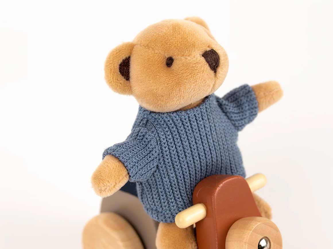 holzvespa-mit-baer-egmont-toys.jpg Alexis der Bär auf der Vespa – Bild 6