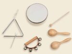 Instrumenten-Set aus Holz für Kinder mit Maracas, Tamburin, Triangel und Schellen