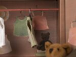 Kleiderschrank aus Holz mit Bär – Bild 8