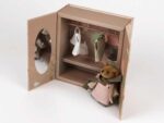 Kleiderschrank aus Holz mit Bär – Bild 4