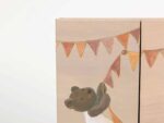 Kleiderschrank aus Holz mit Bär – Bild 10