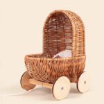 Kleiner Puppenwagen aus Weide