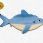 Blaues Little Shark Etui von DON FISHER in origineller Hai-Form aus wasserabweisender Baumwolle.