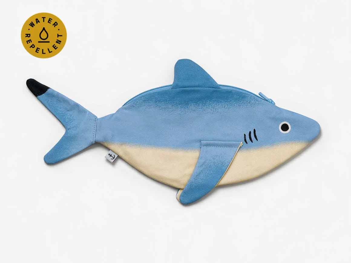 Blaues Little Shark Etui von DON FISHER in origineller Hai-Form aus wasserabweisender Baumwolle.