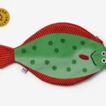 Grünes Sole Etui von DON FISHER in außergewöhnlicher Fischform, inspiriert von der Seezunge. Originelles Mäppchen aus wasserabweisender Baumwolle.