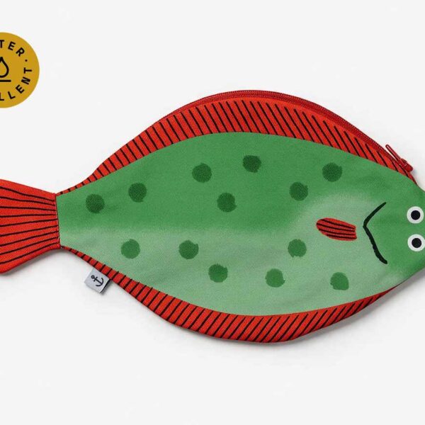 Grünes Sole Etui von DON FISHER in außergewöhnlicher Fischform, inspiriert von der Seezunge. Originelles Mäppchen aus wasserabweisender Baumwolle.