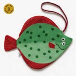 Grüne Turbot Tasche von DON FISHER in außergewöhnlicher Steinbutt-Fischform aus wasserabweisender Baumwolle.
