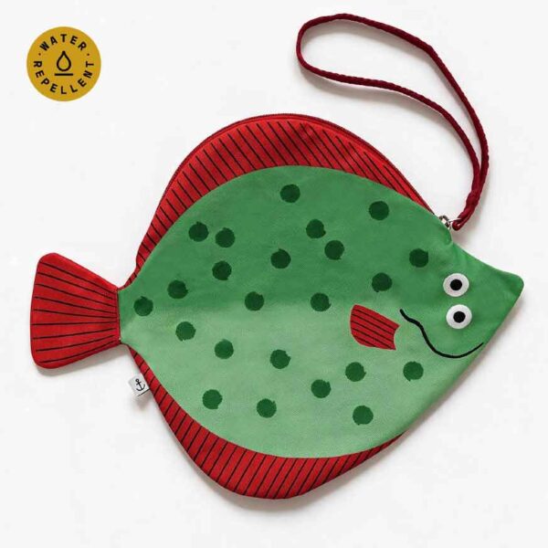Grüne Turbot Tasche von DON FISHER in außergewöhnlicher Steinbutt-Fischform aus wasserabweisender Baumwolle.