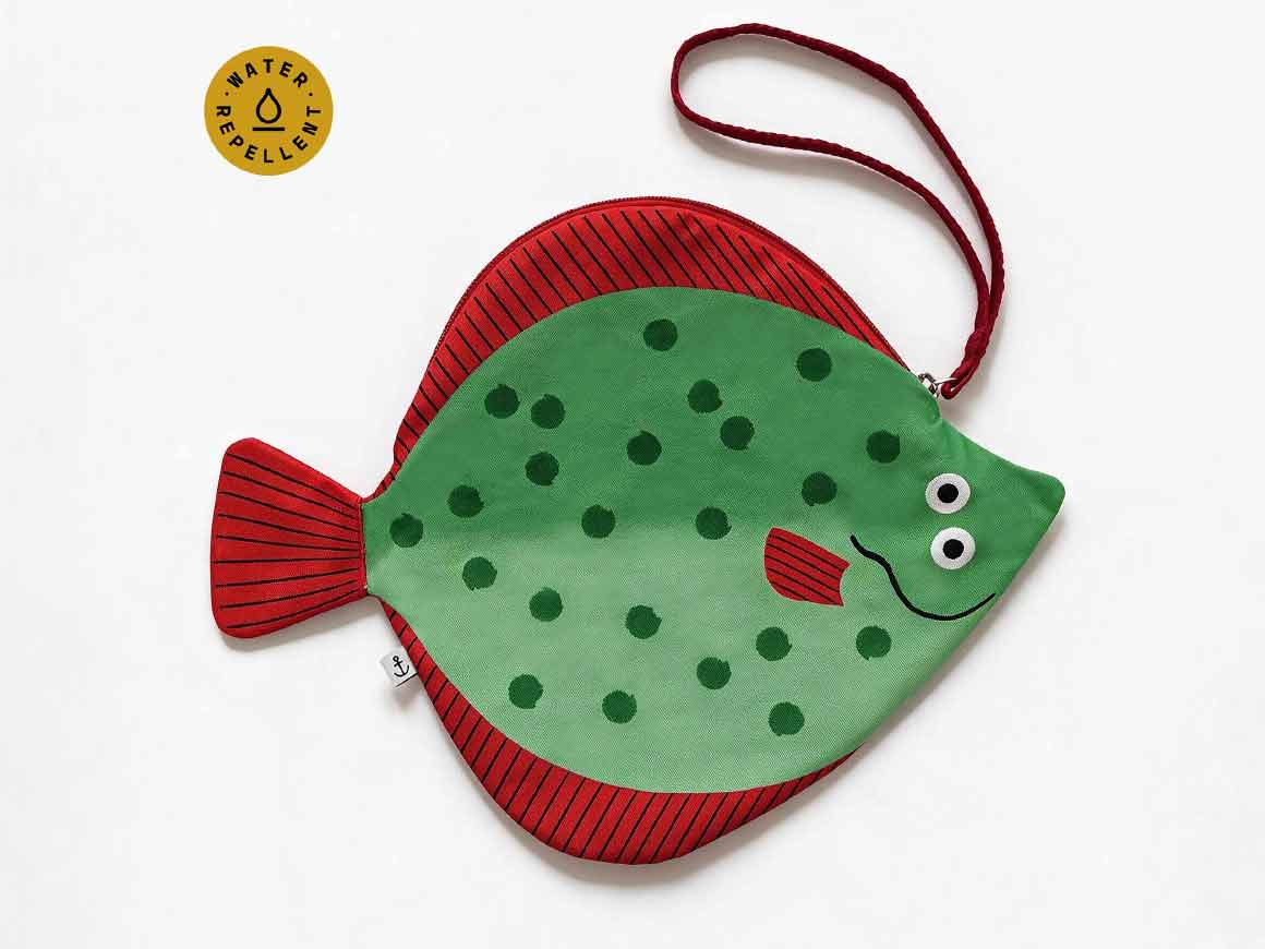 Grüne Turbot Tasche von DON FISHER in außergewöhnlicher Steinbutt-Fischform aus wasserabweisender Baumwolle.