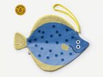 Blaue Turbot Tasche von DON FISHER in außergewöhnlicher Steinbutt-Form aus wasserabweisender Baumwolle.