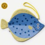 Blaue Turbot Tasche von DON FISHER in außergewöhnlicher Steinbutt-Form aus wasserabweisender Baumwolle.