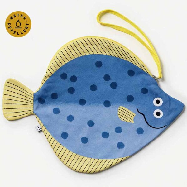Blaue Turbot Tasche von DON FISHER in außergewöhnlicher Steinbutt-Form aus wasserabweisender Baumwolle.
