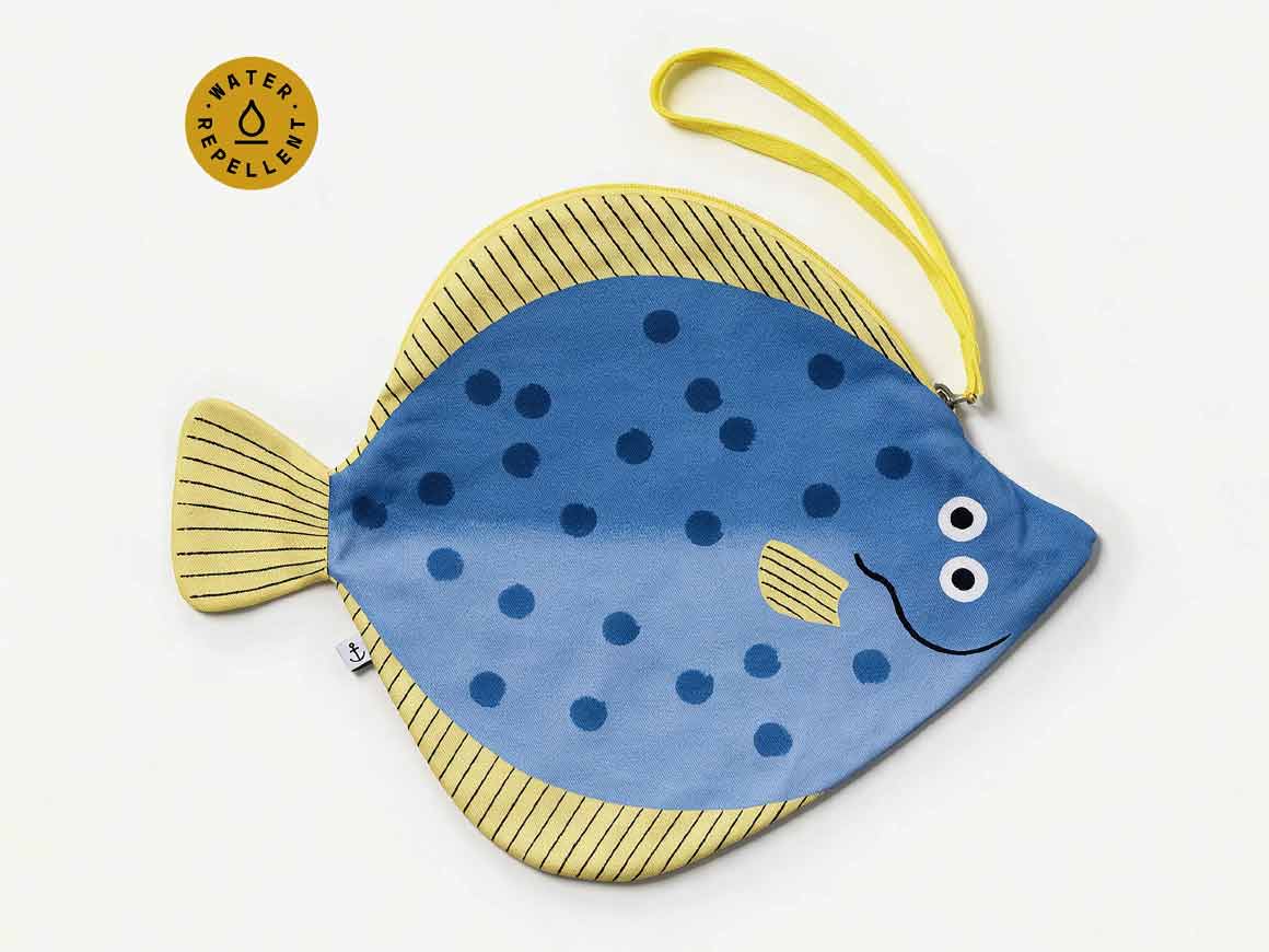 Blaue Turbot Tasche von DON FISHER in außergewöhnlicher Steinbutt-Form aus wasserabweisender Baumwolle.