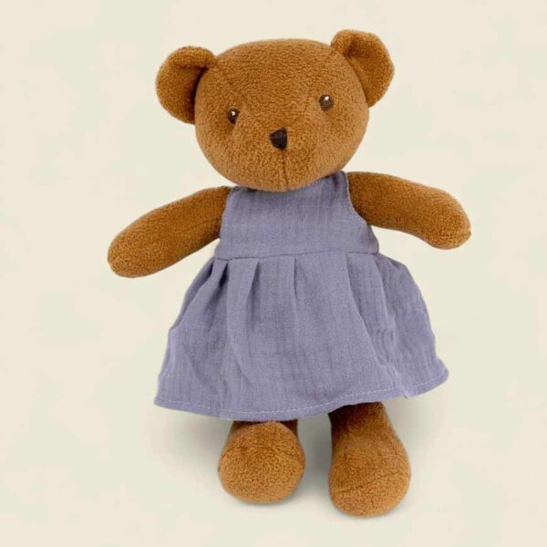 Gabin, die Bärenmama von Egmont Toys, mit karamellbraunem Fell und lavendelfarbenem Kleid zum Ausziehen – liebevolles Kuscheltier für fantasievolle Anziehspiele.
