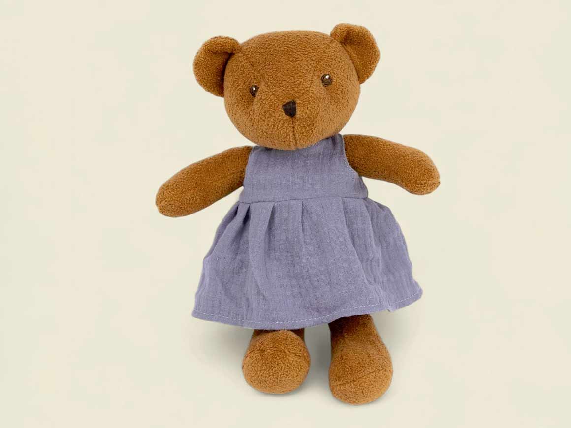 egmont-toys-gabin-baerenmama-kuscheltier Gabin, die Bärenmama von Egmont Toys, mit karamellbraunem Fell und lavendelfarbenem Kleid zum Ausziehen – liebevolles Kuscheltier für fantasievolle Anziehspiele.