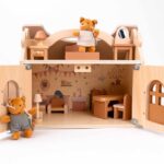 Puppenhaus aus Holz mit Eichhörnchen von Egmont Toys