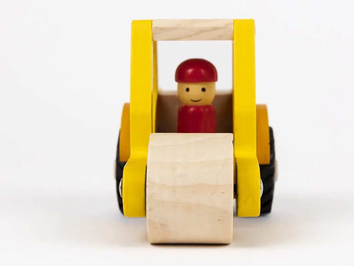 egmont-toys-strassenwalze-detail-holzfahrzeug Straßenwalze aus Holz – Bild 6