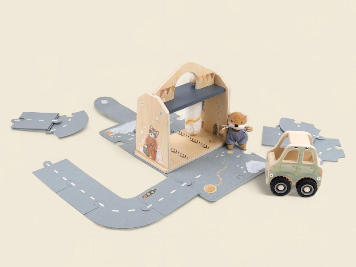 Filzhaus Waschstraße mit Miniaturfreund von Egmont Toys – faltbares Spielhaus mit Holzauto und Filzstraßenteilen