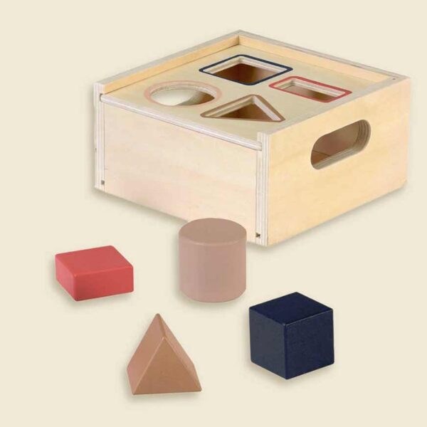 Formensortierbox aus Holz von Egmont Toys mit vier geometrischen Formen in Natur, Beige, Rot und Marineblau.