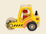 Straßenwalze aus Holz von Egmont Toys mit gelber Walze und rotem Fahrer für Kinder ab 18 Monaten.