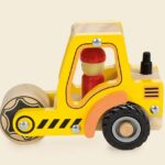 Straßenwalze aus Holz von Egmont Toys mit gelber Walze und rotem Fahrer für Kinder ab 18 Monaten.