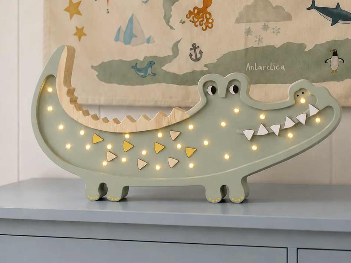 krokodil-nachtlicht-holz-kinderzimmer-khaki-pastell Little Lights Krokodil Nachtlicht – Khaki Pastell – Bild 6