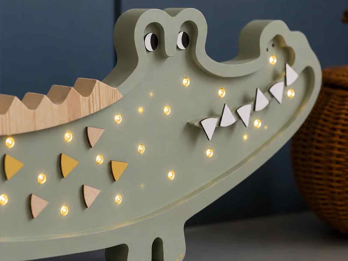krokodil-nachtlicht-kinderzimmer Little Lights Krokodil Nachtlicht – Khaki Pastell – Bild 4