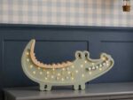 Little Lights Krokodil Nachtlicht – Khaki Pastell – Bild 3