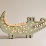 Little Lights Krokodil Nachtlicht aus Holz in Khaki Pastell