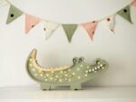 Little Lights Krokodil Nachtlicht – Khaki Pastell – Bild 7